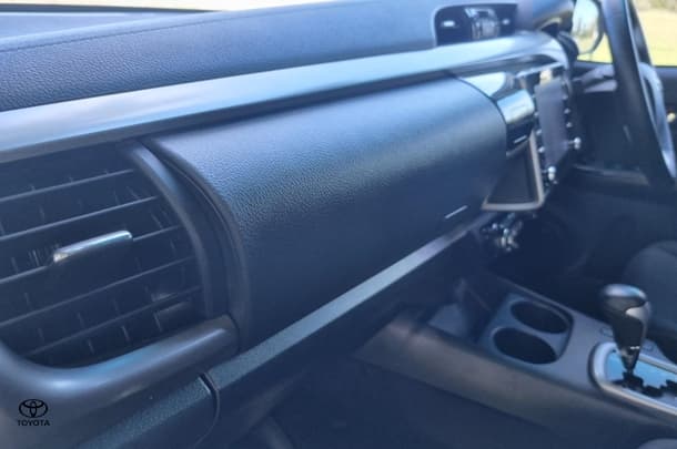 2020 Toyota Hilux 4x4 SR5 image 12