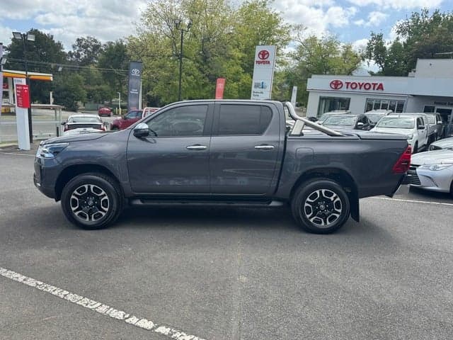 2022 Toyota Hilux SR5 image 4