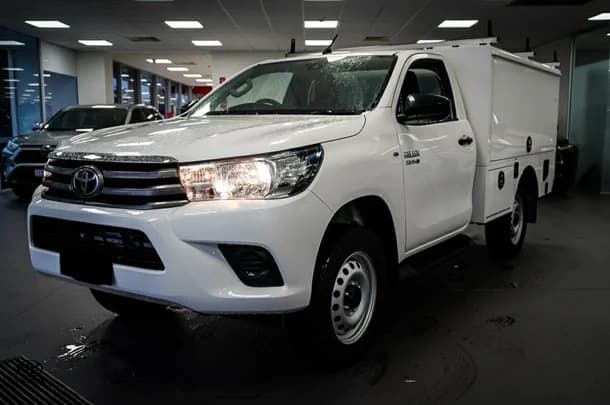 2019 Toyota Hilux 4x4 SR image 4