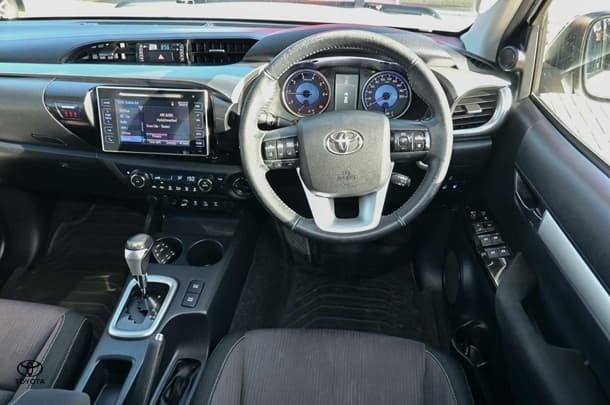 2017 Toyota HILUX SR5 image 8