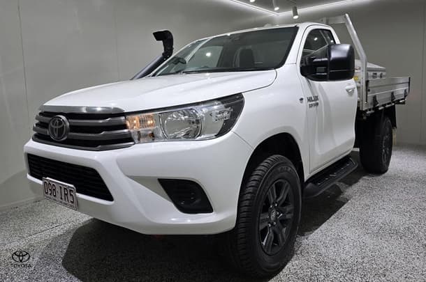 2023 Toyota Hilux SR image 8