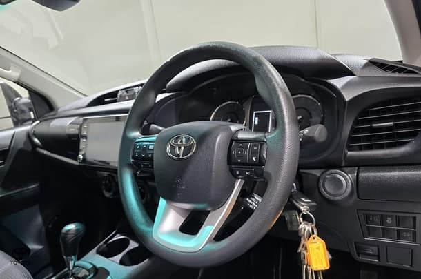 2023 Toyota Hilux SR image 15