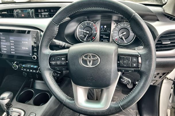 2020 Toyota Hilux SR5 image 13