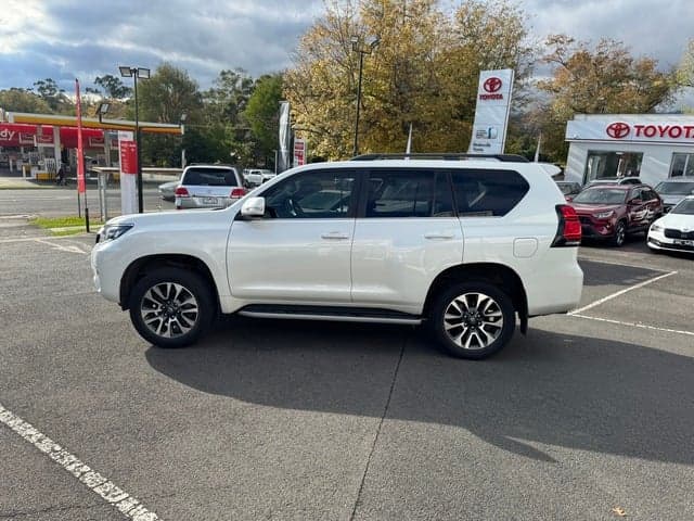 2021 Toyota Prado VX image 4