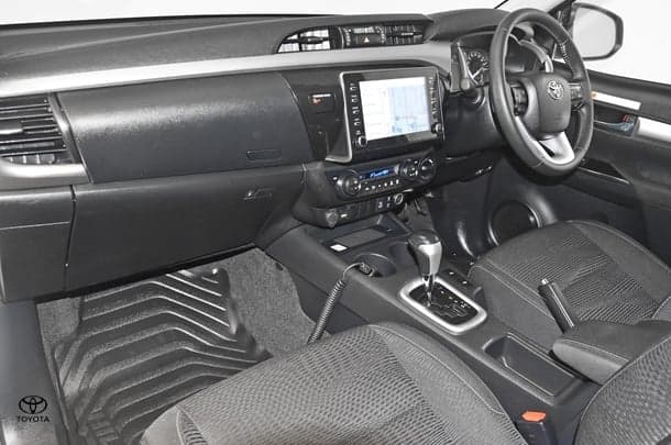 2024 Toyota Hilux 4x4 SR5 image 15