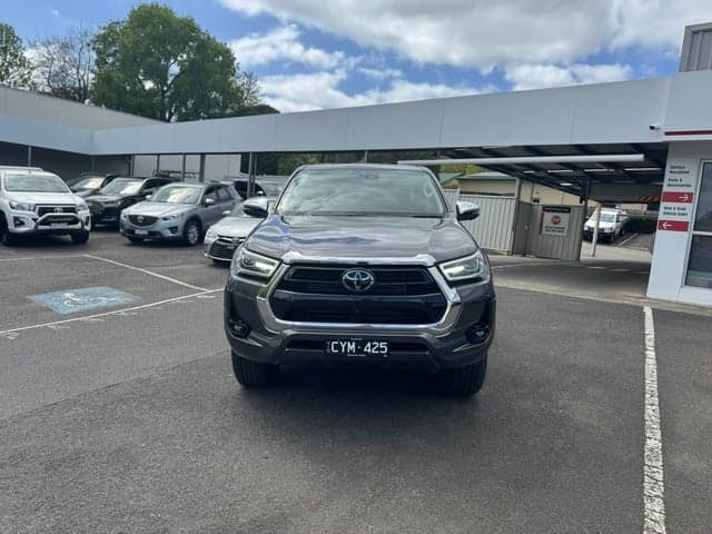 2022 Toyota Hilux SR5 image 2