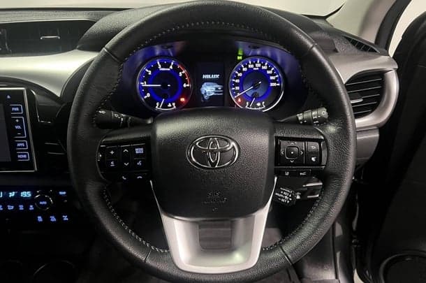 2020 Toyota Hilux SR5 image 16