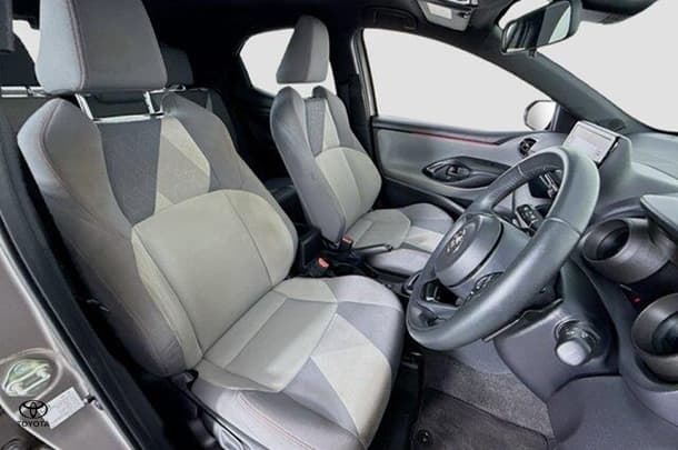 2020 Toyota Yaris ZR image 10