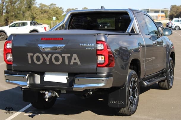 2023 Toyota Hilux 4x4 SR5 image 9
