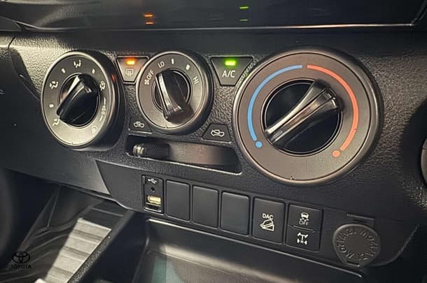 2022 Toyota Hilux SR image 18