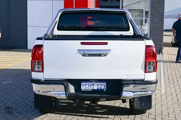 2017 Toyota HILUX SR5 image 5