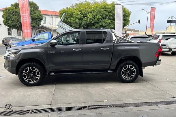 2022 Toyota Hilux 4x4 SR5 image 4