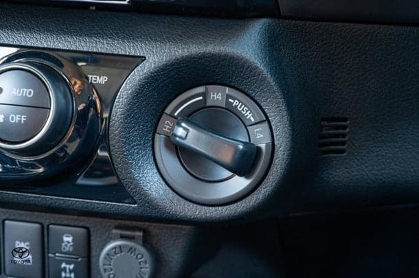 2024 TOYOTA Hilux 4x4 SR5 image 16