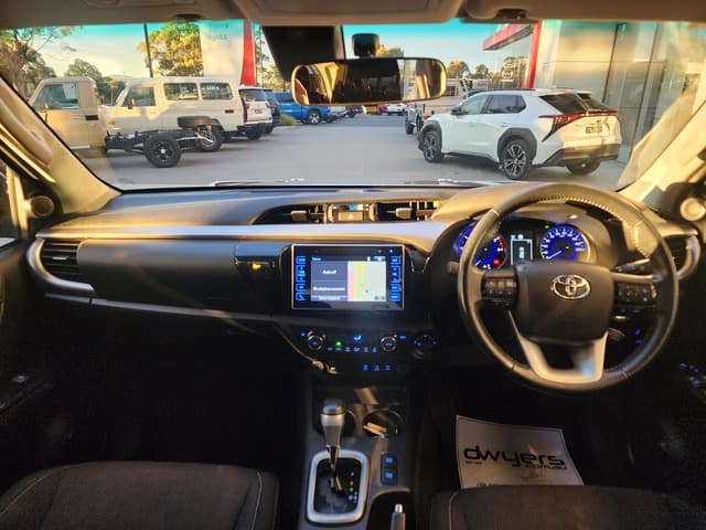 2020 Toyota Hilux 4x4 SR5 image 6