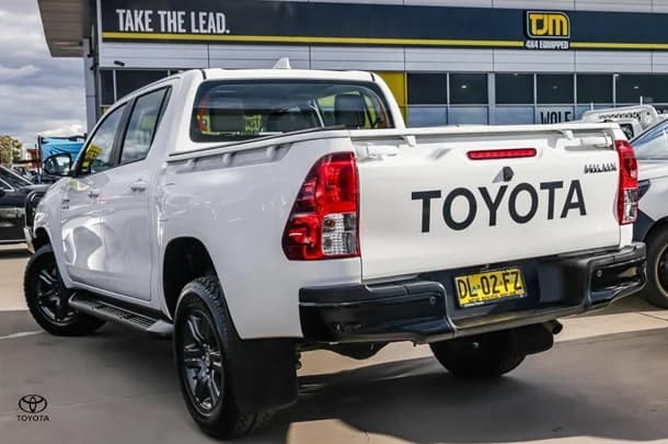 2024 Toyota HILUX SR image 3