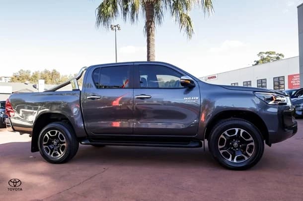 2023 TOYOTA Hilux 4x4 SR5 image 3