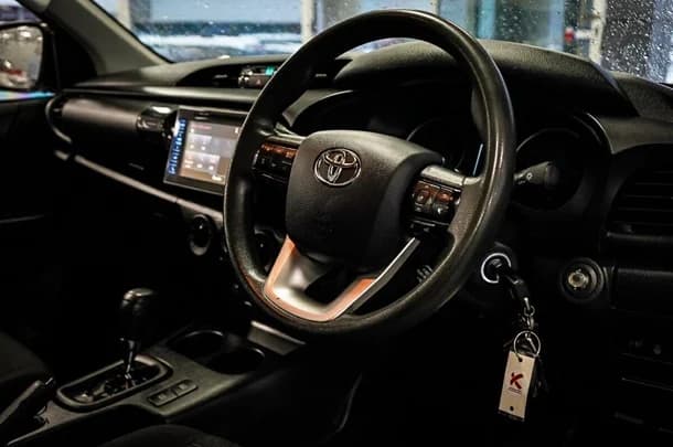 2019 Toyota Hilux 4x4 SR image 17