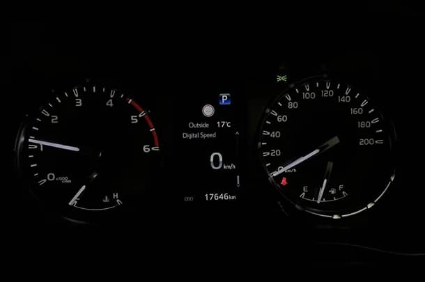 2024 Toyota Hilux SR image 18