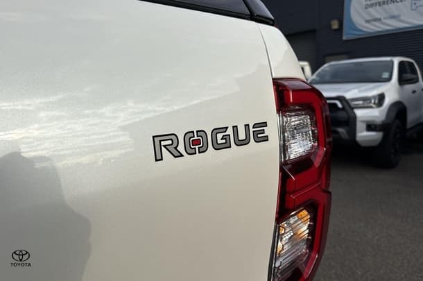 2020 Toyota HILUX Rogue image 12