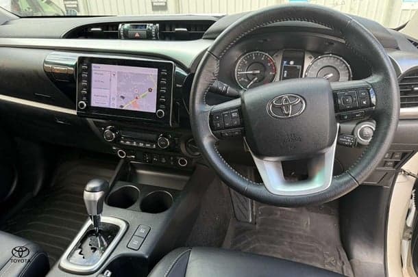 2020 Toyota Hilux SR5 image 3
