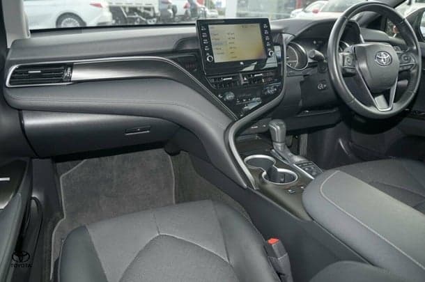 2023 Toyota Camry Hybrid SL image 6