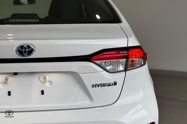 2022 Toyota Corolla Sedan Hybrid Ascent Sport image 11