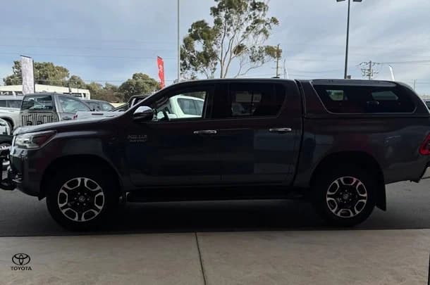 2022 Toyota Hilux SR5 image 5