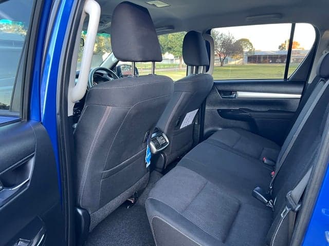 2022 Toyota HILUX SR5 image 12