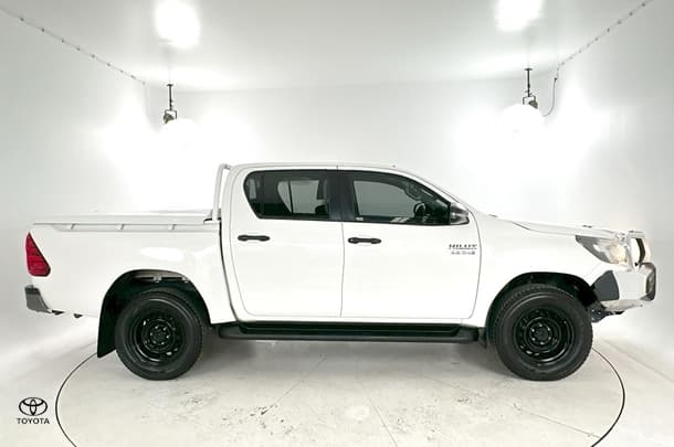 2019 Toyota Hilux SR image 9