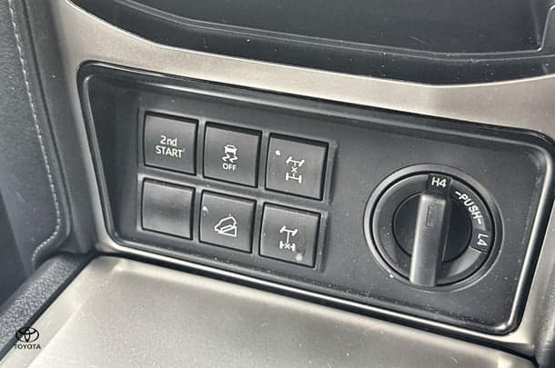 2023 Toyota Prado VX image 15