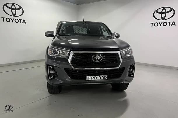 2020 Toyota Hilux SR5 image 2