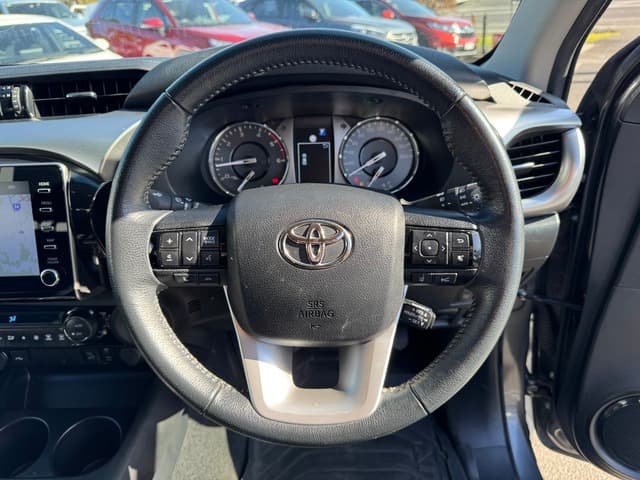 2023 Toyota Hilux SR5 image 13