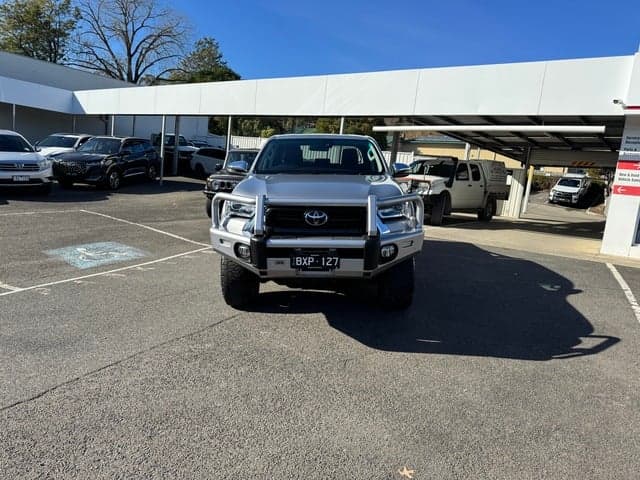 2022 Toyota Hilux SR5 image 3