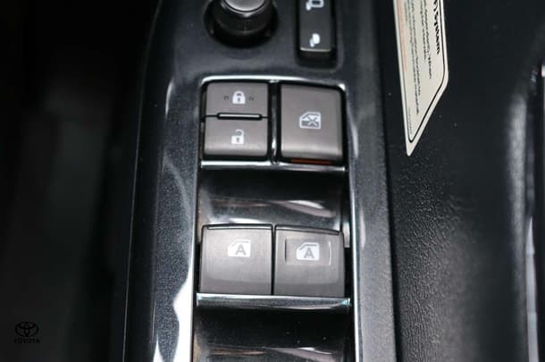 2020 Toyota Hilux 4x4 SR5 image 26