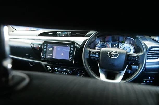 2024 Toyota Hilux 4x4 SR5 image 12