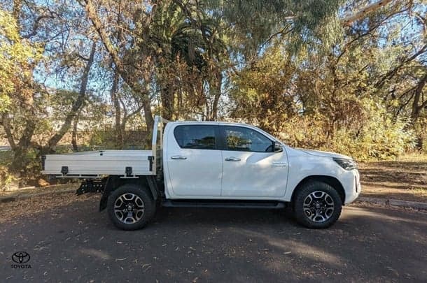 2023 Toyota Hilux 4x4 SR5 image 5