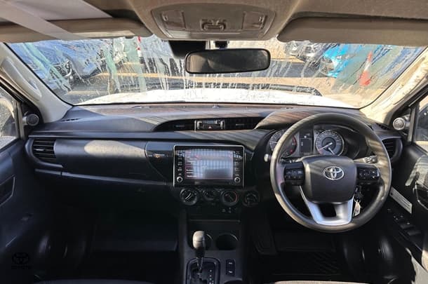 2022 Toyota HiLux 4x4 SR image 6