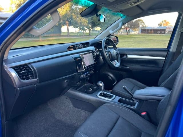 2022 Toyota HILUX SR5 image 11