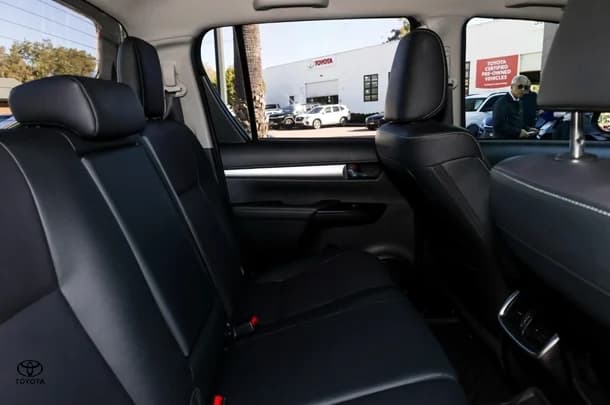 2023 TOYOTA Hilux 4x4 SR5 image 9