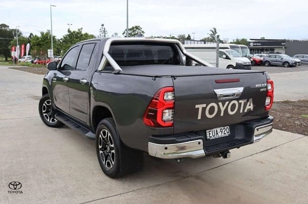 2022 Toyota Hilux 4x4 SR5 image 4