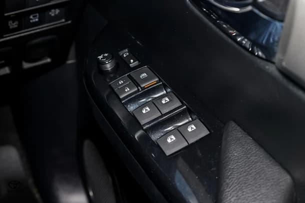 2023 TOYOTA Hilux 4x4 SR5 image 14