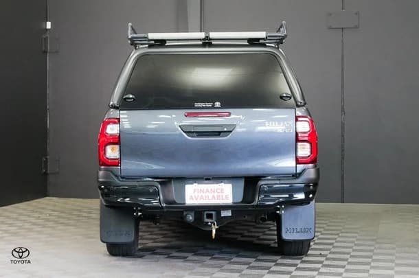 2024 Toyota Hilux 4x4 SR5 image 5