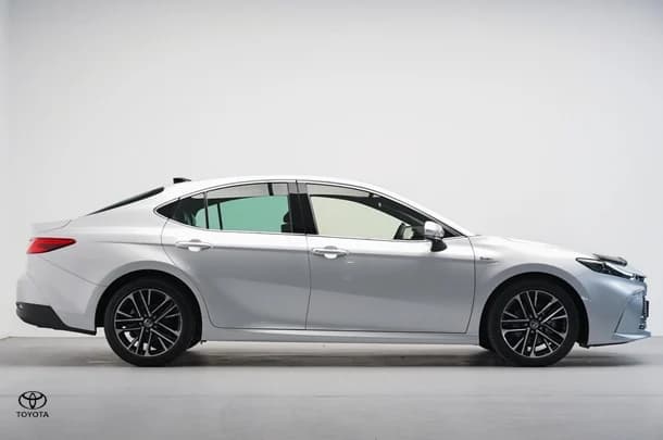 2024 Toyota Camry Hybrid SL image 3