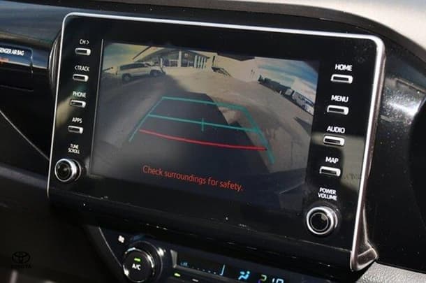 2020 Toyota Hilux SR5 image 13