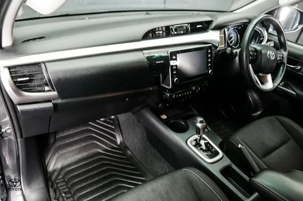 2024 Toyota Hilux 4x4 SR5 image 19