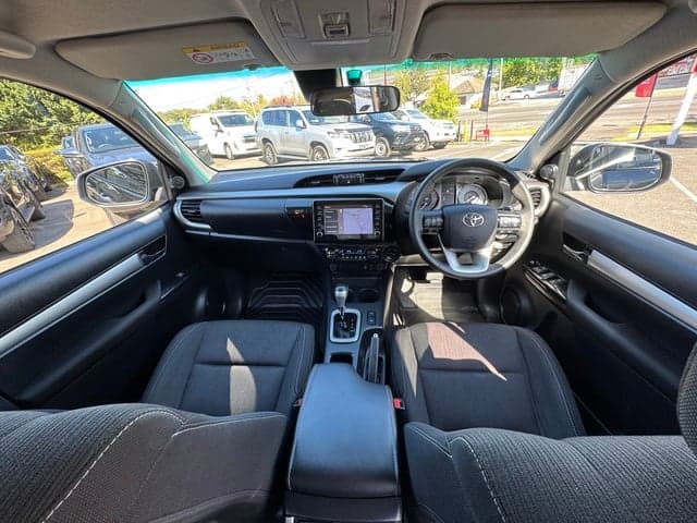 2023 Toyota Hilux SR5 image 16