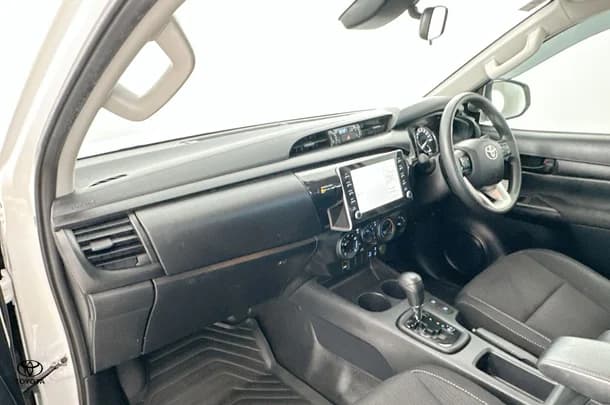 2020 Toyota Hilux SR image 17