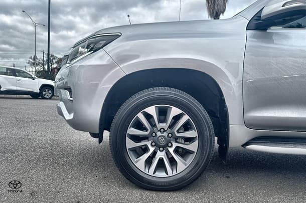 2023 Toyota Prado VX image 10