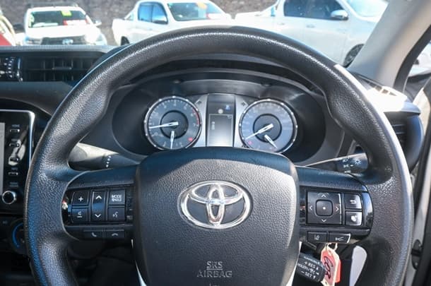 2021 Toyota HILUX Workmate image 11