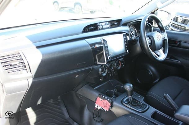 2021 Toyota Hilux SR image 17
